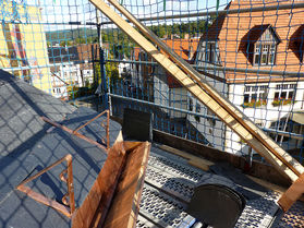 Dacharbeiten an St. Crescentius (Foto: Karl-Franz Thiede)